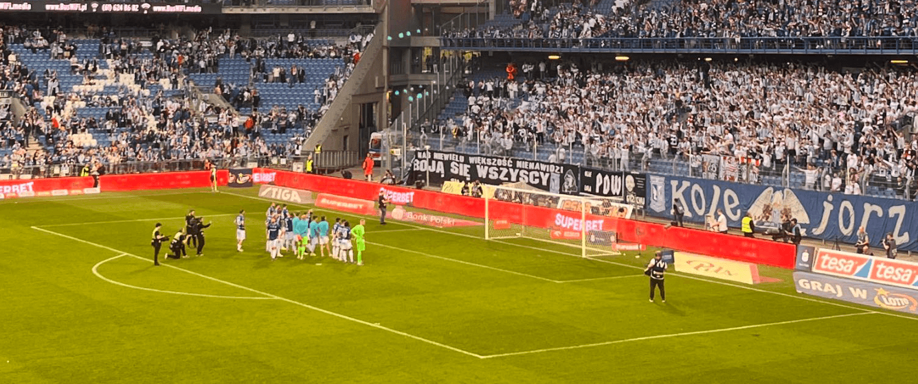 Kibice Lecha wściekli po remisie z Cracovią. „Gdzie jest Rumak?” [WIDEO] Zdjęcie główne wpisu