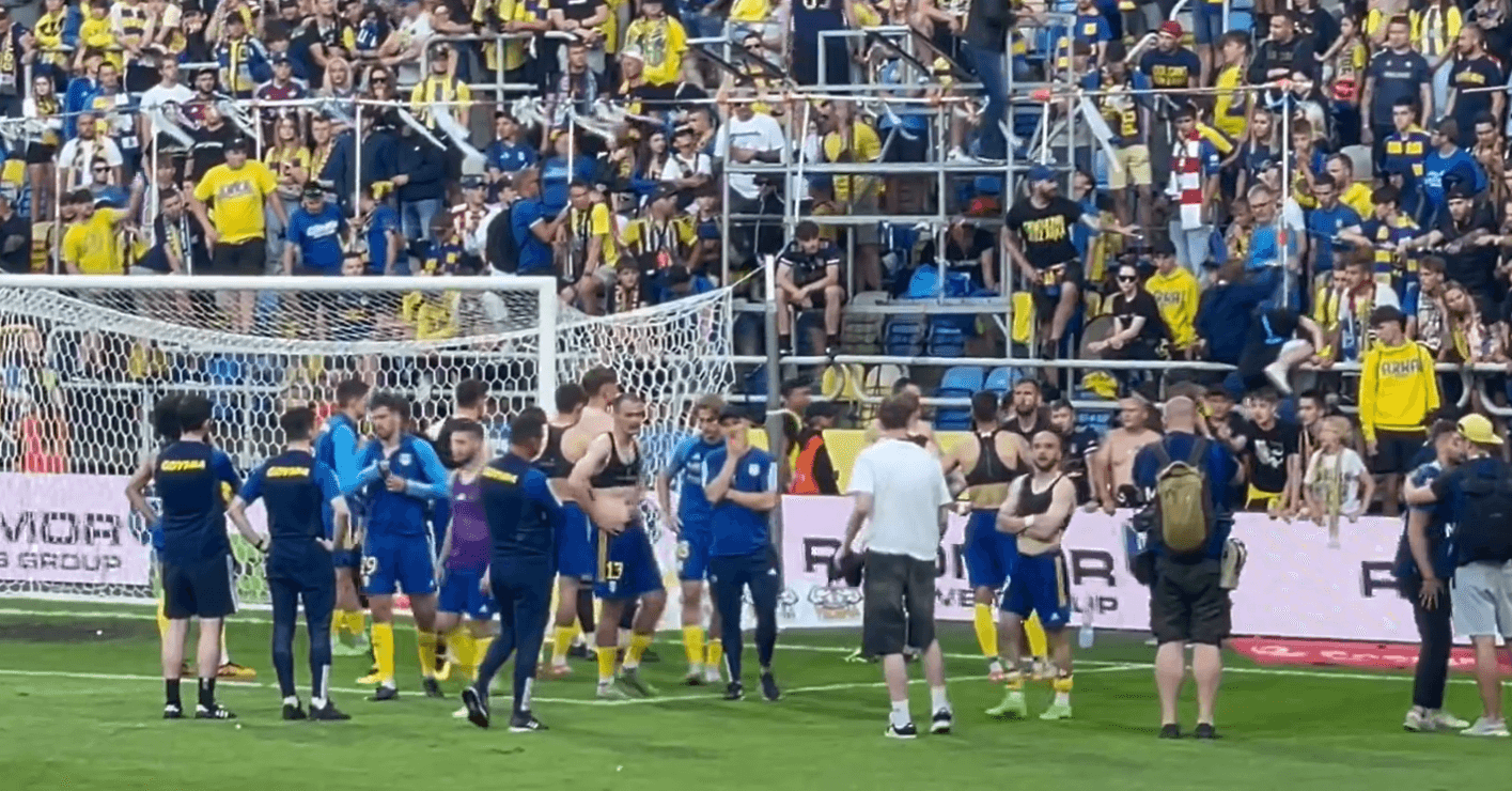 Piłkarze Arki oddali koszulki po porażce z Motorem. Kibice byli bezlitośni [WIDEO] Zdjęcie główne wpisu