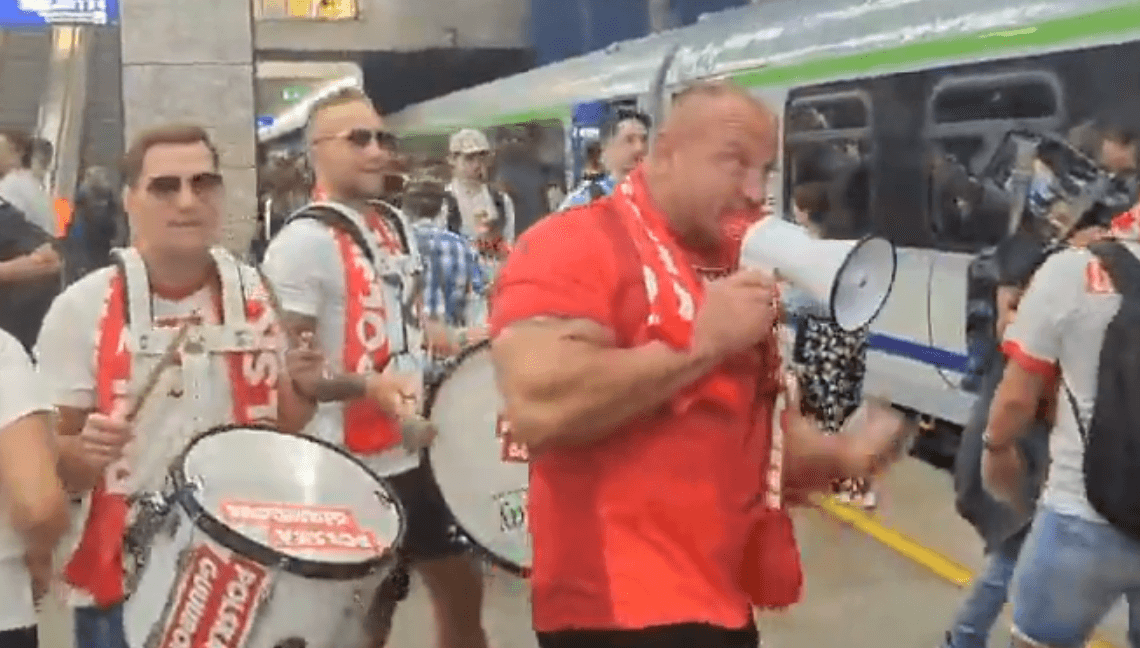 Mariusz Pudzianowski jedzie wspierać reprezentację Polski! Prowadził doping na peronie [WIDEO] Zdjęcie główne wpisu