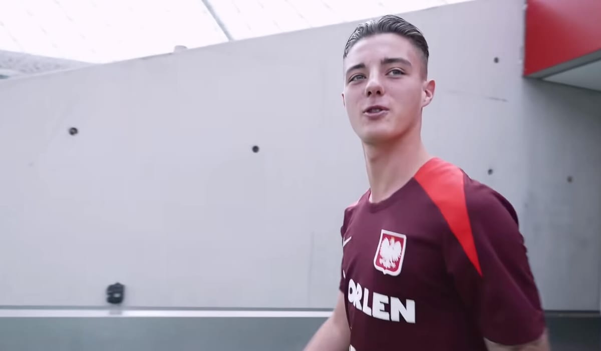 Kacper Urbański znów zmieni otoczenie? Dwa kluby walczą o polskiego pomocnika Zdjęcie główne wpisu