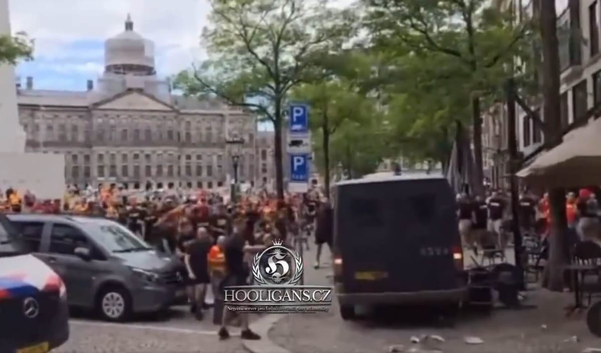 Kibice Jagiellonii obecni w Amsterdamie. Liczna grupa Polaków na holenderskich ulicach [WIDEO] Zdjęcie główne wpisu