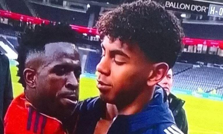 Kontrowersja podczas transmisji gali Złotej Piłki. Realizatorzy pokazali memy z Viniciusem Zdjęcie główne wpisu