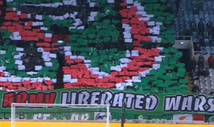 Skandaliczna oprawa kibiców Omonii o Warszawie. Kibice są oburzeni [ZDJĘCIA] Zdjęcie główne wpisu