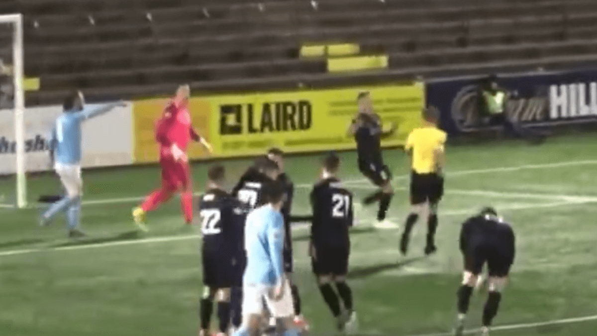 Kuriozalna sytuacja w lidze szkockiej. Piłkarz wyleciał z boiska po golu kolegi [WIDEO] Zdjęcie główne wpisu