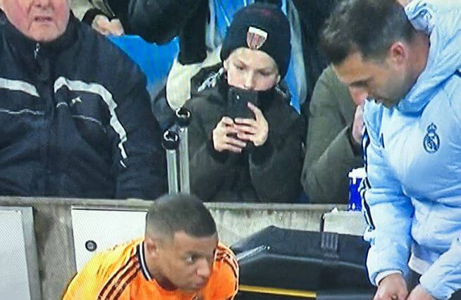 Kibic w czapce Polonii Bytom na meczu Ligi Mistrzów. Klub poszukuje młodzieńca Zdjęcie główne wpisu