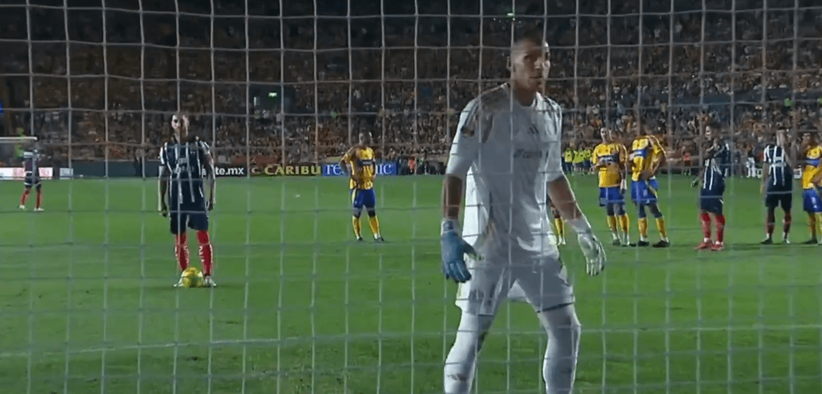 Bramkarz chciał rozproszyć Sergio Ramosa w nietypowy sposób. Odwrócił się przed rzutem karnym [WIDEO] Zdjęcie główne wpisu