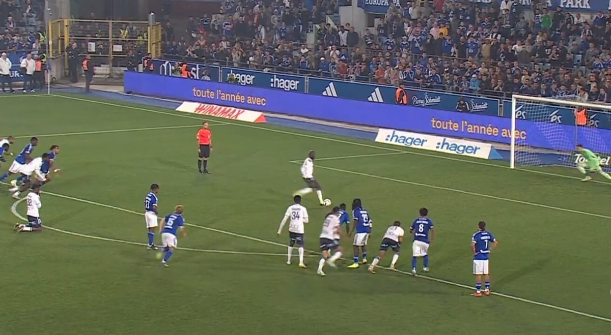 99. minuta, rzut karny na wagę utrzymania. I stało się TO [WIDEO] Zdjęcie główne wpisu