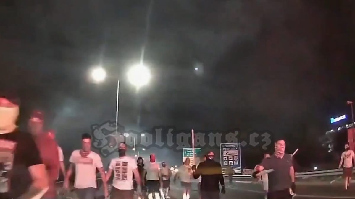 Potyczka kiboli Crvenej Zvezdy i Lecha Poznań. Serbowie zaatakowali na trasie [WIDEO] Zdjęcie główne wpisu