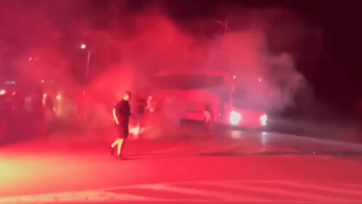 Atak na autokary Jagiellonii w Tiranie. Groźny incydent po meczu z Dinamem Zdjęcie główne wpisu