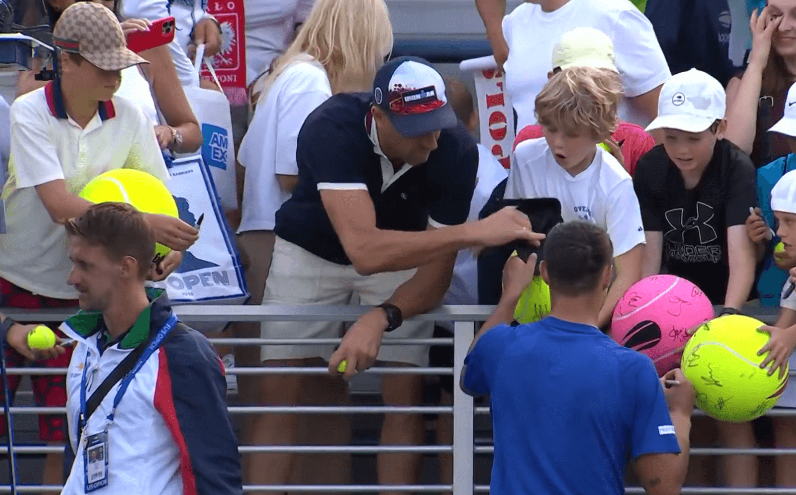 Skandal po triumfie Majchrzaka. Kibic wyrwał czapkę przeznaczoną dla dziecka [WIDEO] Zdjęcie główne wpisu