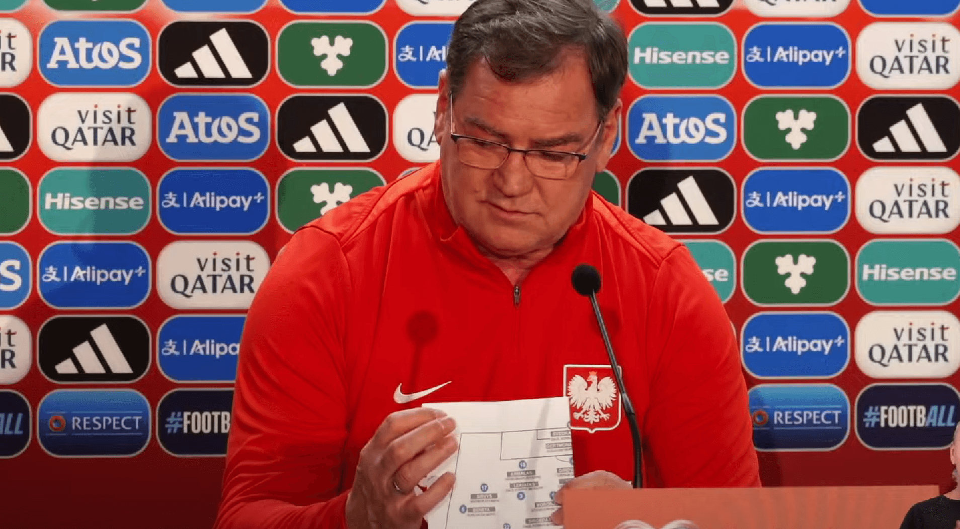 Polscy dziennikarze dalej w formie. Urban został zapytany o tajemniczą kartkę. „Ale ciekawski jesteś” Zdjęcie główne wpisu