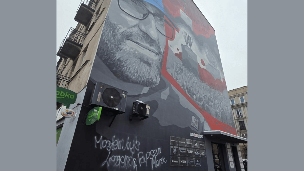 Kibice Rakowa odpowiedzieli Papszunowi. Popisali jego mural w Częstochowie Zdjęcie główne wpisu