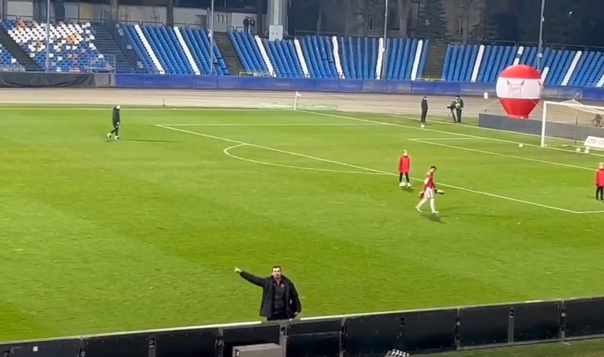 Absolutny HIT! Trener przeprowadził rozmowę motywacyjną z kibicami [WIDEO] Zdjęcie główne wpisu