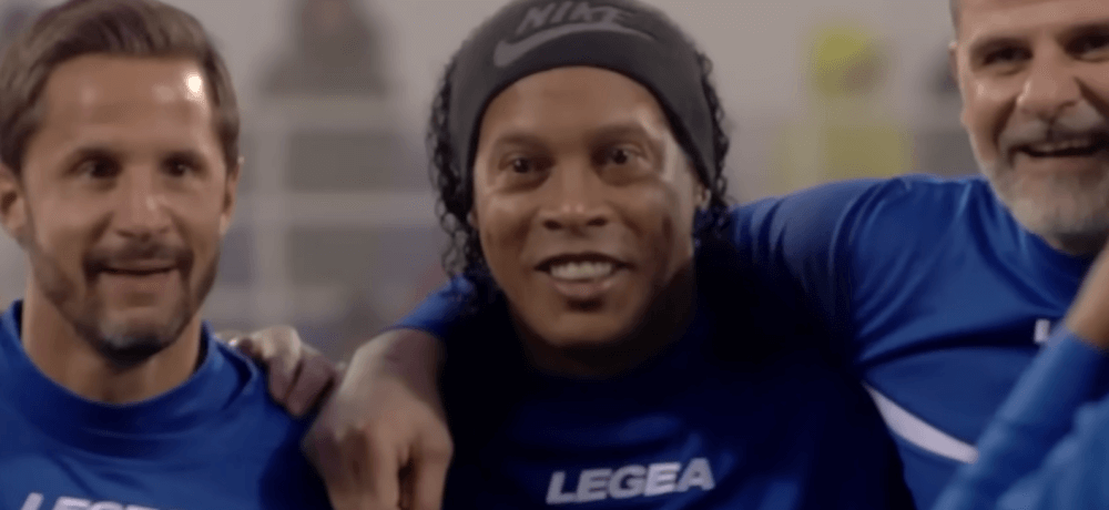 Ronaldinho nie próżnuje na emeryturze. Zagrał kilkanaście minut i zarobił ponad 100 tysięcy euro Zdjęcie główne wpisu