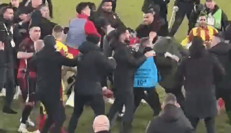 Wielka awantura po meczu Radomiaka z Koroną. Ręce poszły w ruch. „Jakiś kretyn rzucił w nich butelką” [WIDEO] Zdjęcie główne wpisu