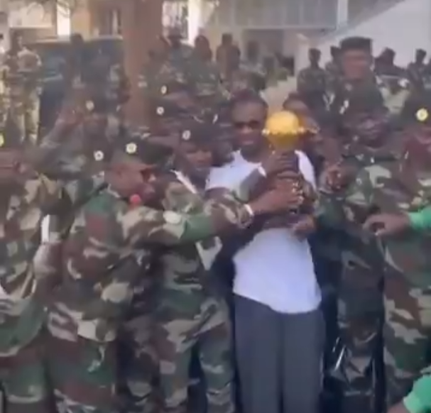 Nietypowa reakcja po decyzji CAF. Selekcjoner Senegalu zabrał trofeum do bazy wojskowej [WIDEO] Zdjęcie główne wpisu