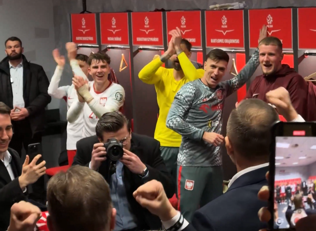 Prezydent pojawił się w szatni reprezentacji Polski. Wspólnie świętowali zwycięstwo [WIDEO] Obraz wpisu