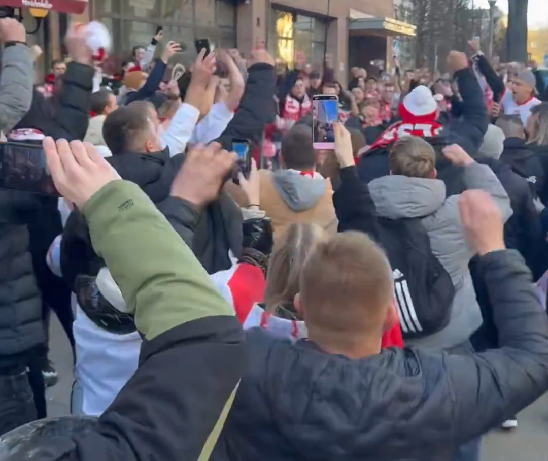 Polscy kibice przejęli Sztokholm! Biało-czerwony tłum na ulicach [WIDEO] Obraz wpisu