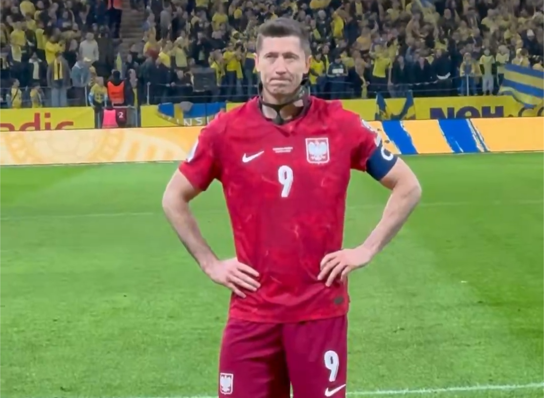 Robert Lewandowski podziękował kibicom. Smutne obrazki po meczu ze Szwecją [WIDEO] Obraz wpisu