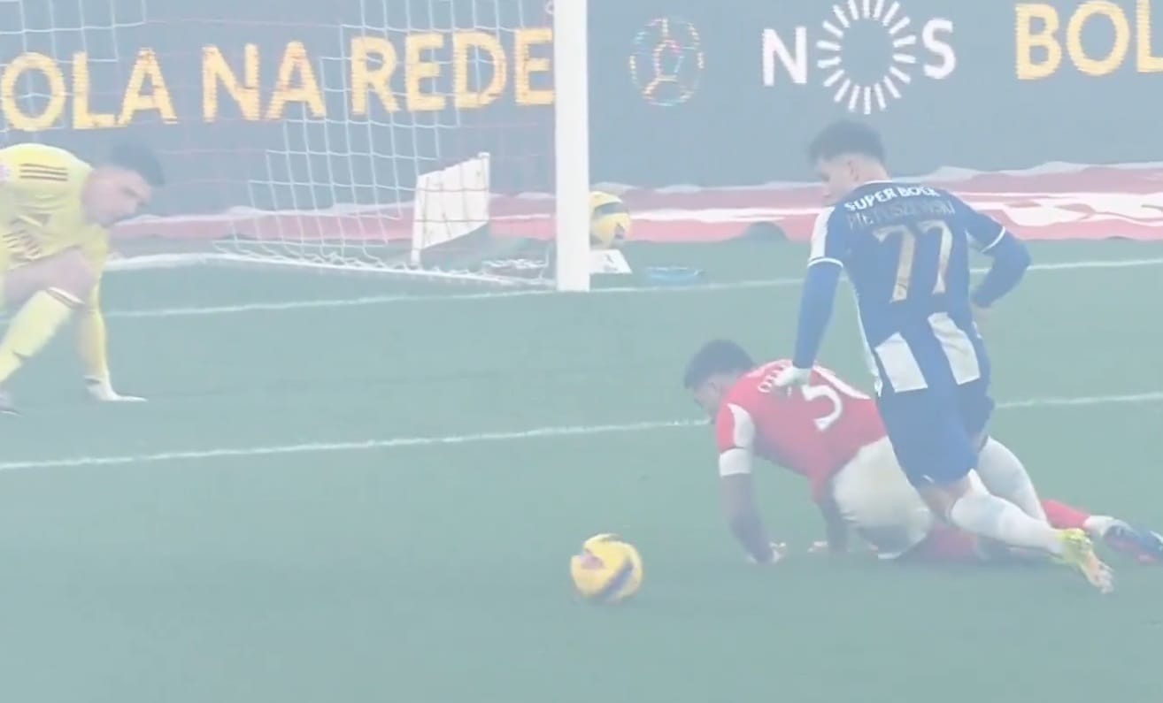 Oskar Pietuszewski strzela Benfice! Ośmieszył Otamendiego [WIDEO] Obraz wpisu