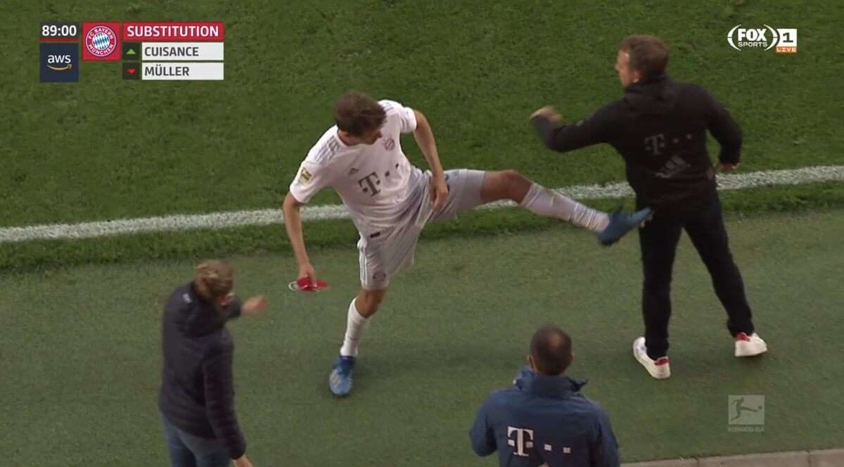 Thomas Mueller znalazł sposób na podziękowanie trenerowi po meczu [WIDEO] Obraz wpisu