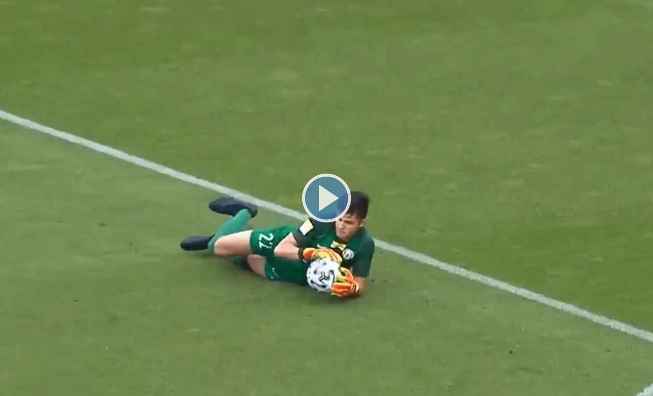 Niecodzienna sytuacja w 1. lidze! Bramkarz złapał piłkę poza polem karnym i uniknął kary? [WIDEO] Obraz wpisu