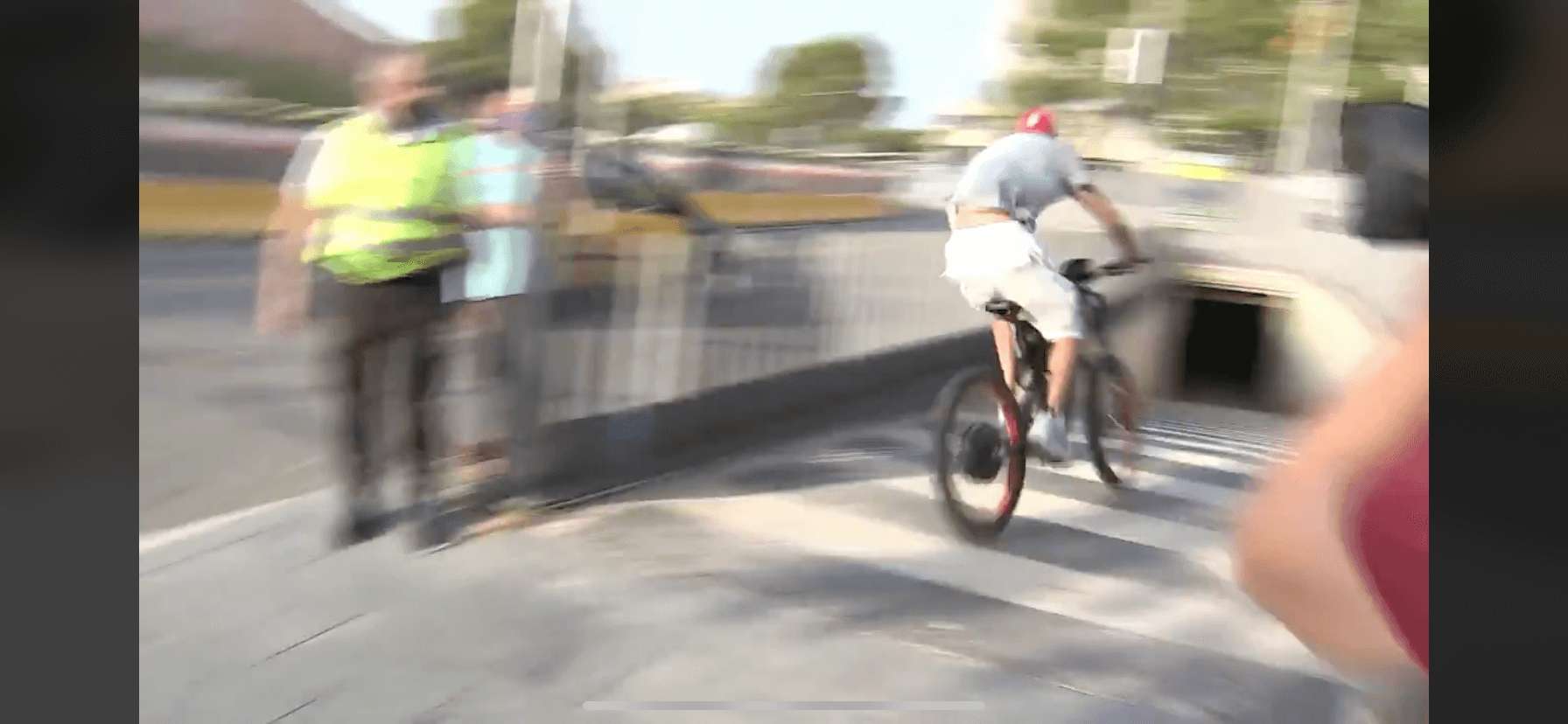 Piłkarz FC Barcelony przyjechał na mecz… na rowerze. Niecodzienny widok Obraz wpisu