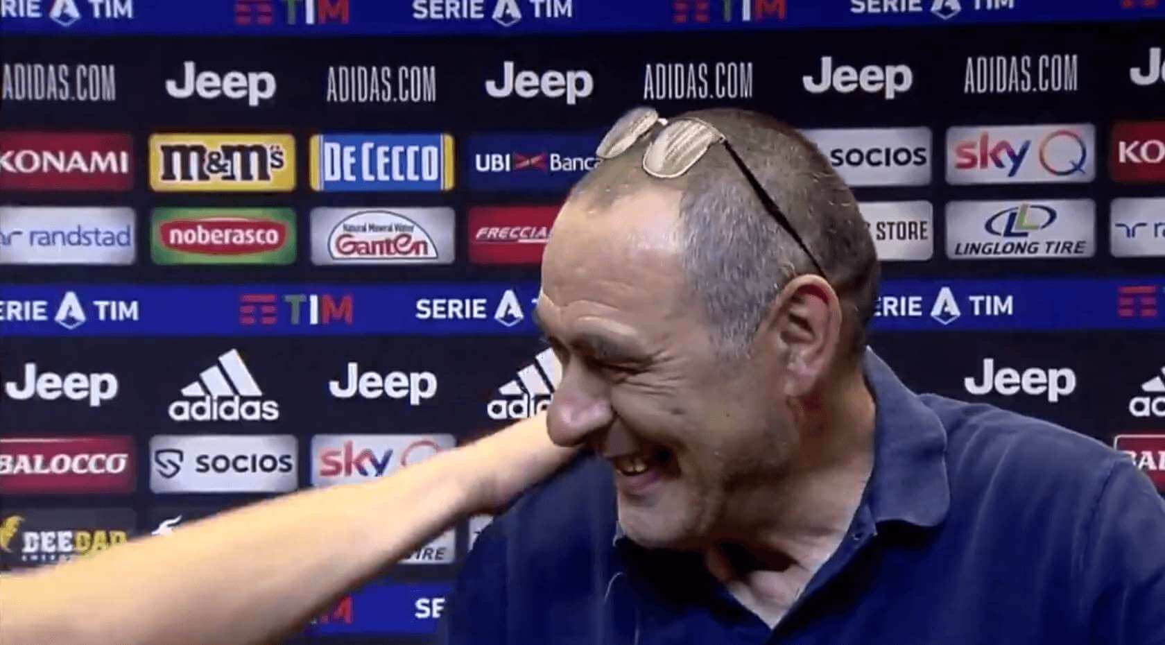 Radość w Juventusie po mistrzostwie! Szczęsny poratował trenera papierosem! [WIDEO] Obraz wpisu