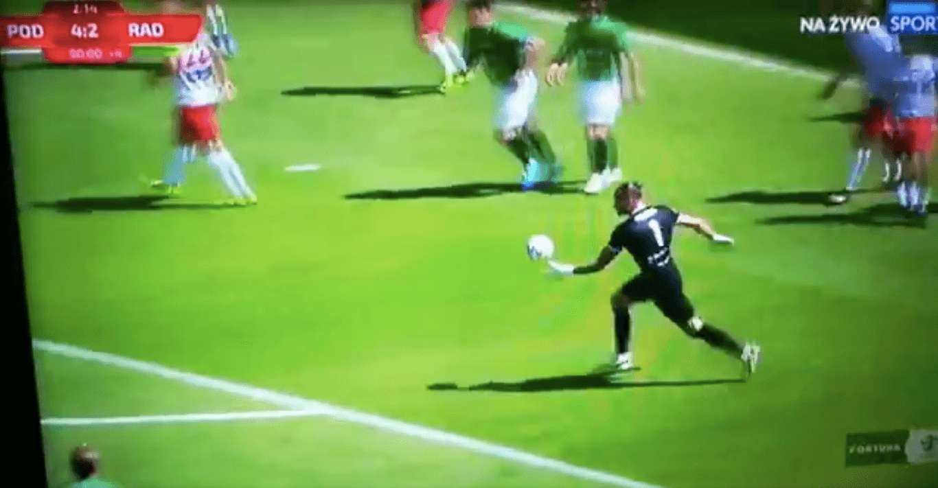 Co za próba bramkarza! Dlaczego to nie wpadło? [WIDEO] Obraz wpisu