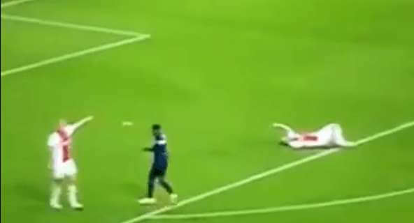 Niepokojące sceny podczas meczu towarzyskiego. Piłkarz Ajaxu niespodziewanie upadł na murawę [WIDEO] Obraz wpisu