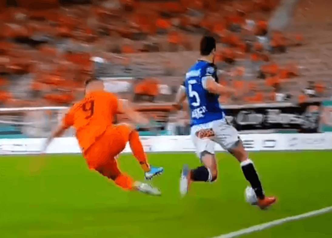 Brutalny faul Sirka! Czy to nie powinno skończyć się czerwoną kartką? [WIDEO] Obraz wpisu