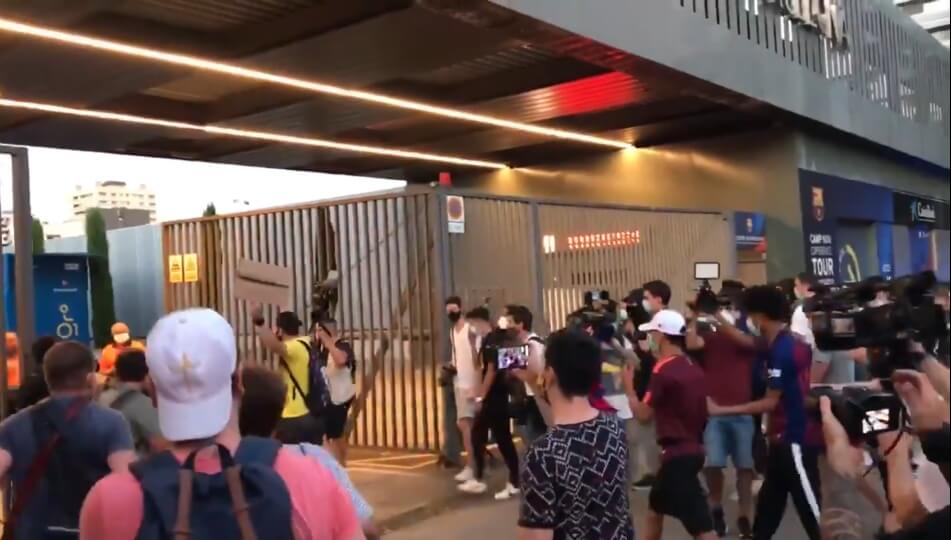 Kibice Barcelony przedostali się pod Camp Nou! Ochrona nie dała rady… [WIDEO] Obraz wpisu
