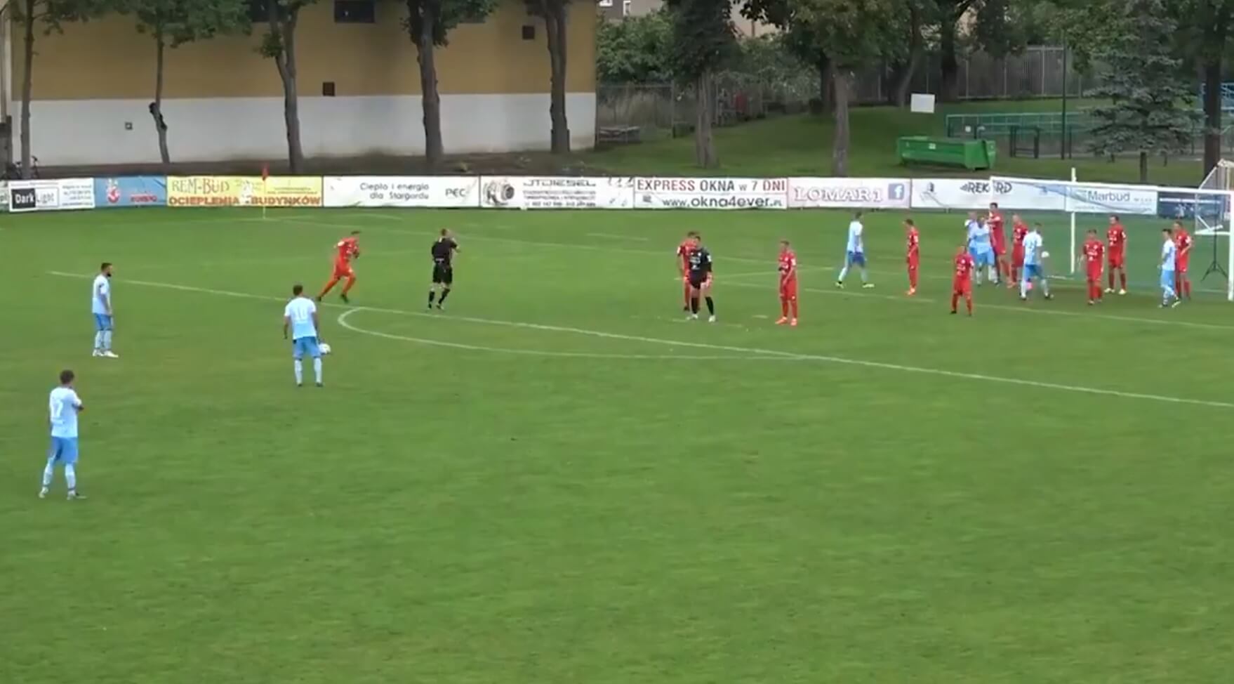 Bramkarz ustawiony w murze podczas rzutu wolnego? Drugoligowiec przetestował to rozwiązanie [WIDEO] Obraz wpisu