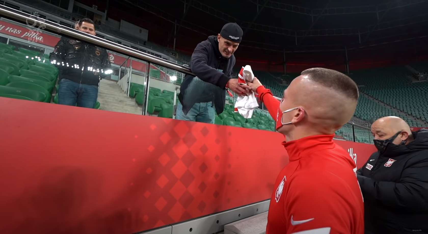 Piękny gest Jacka Góralskiego! Po meczu z Bośnią wręczył koszulkę Tomaszowi Komendzie [WIDEO] Obraz wpisu