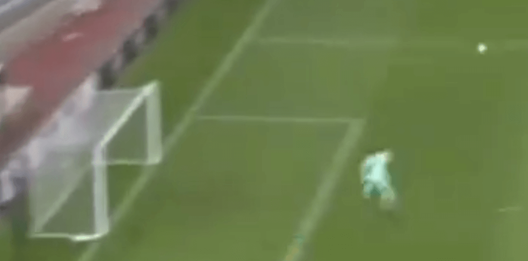 Gol Rangersów zsunięty na boczny tor. Mamy nowy rekord jeśli chodzi o dystans z jakiego strzelono bramkę w Lidze Europy! [WIDEO] Obraz wpisu