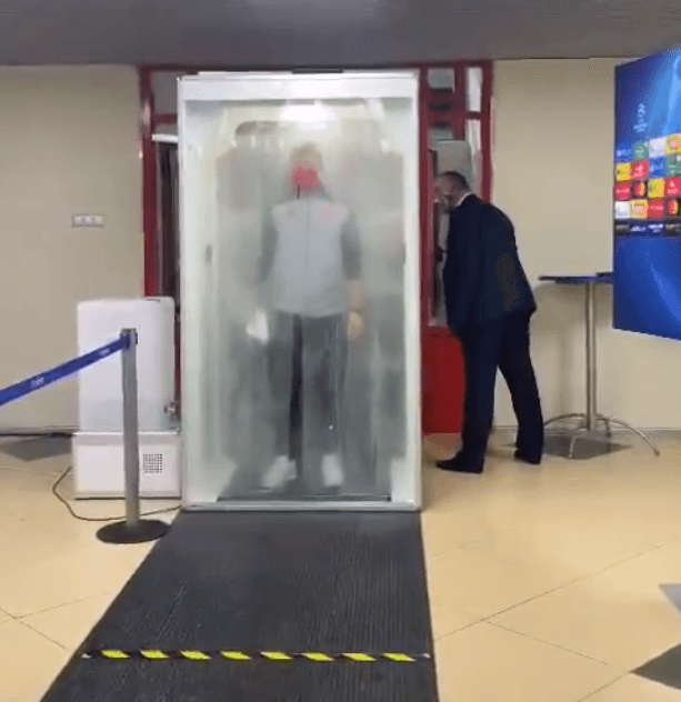 Nietypowe przywitanie Lokomotiwu Moskwa. Piłkarze Bayernu w pełni zdezynfekowani! Obraz wpisu