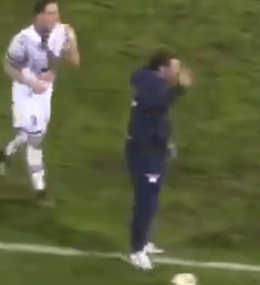 Nietypowa reakcja trenera na wydarzenia boiskowe. Szkoleniowiec Catanii odebrał piłkę rywalowi [WIDEO] Obraz wpisu