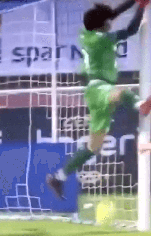 Kamil Grabara z fatalnym błędem w Pucharze Danii. Kibic przerobił go na cyrkowca [WIDEO] Obraz wpisu