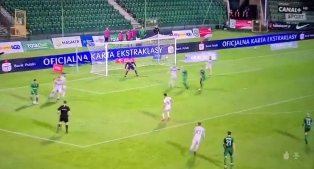 Błąd piłkarza Warty Poznań. Pomylił sędziego ze swoim kolegą [WIDEO] Obraz wpisu