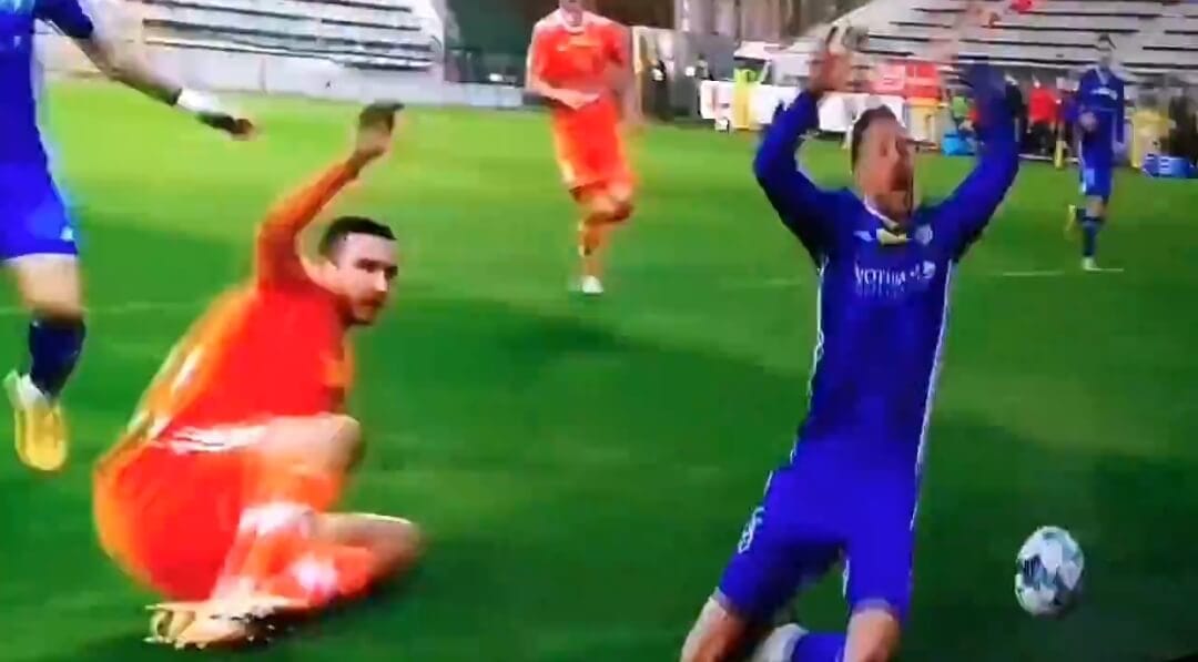 Znakomita symulka w 1. lidze! Piłkarz zdołał nabrać sędziego [WIDEO] Obraz wpisu