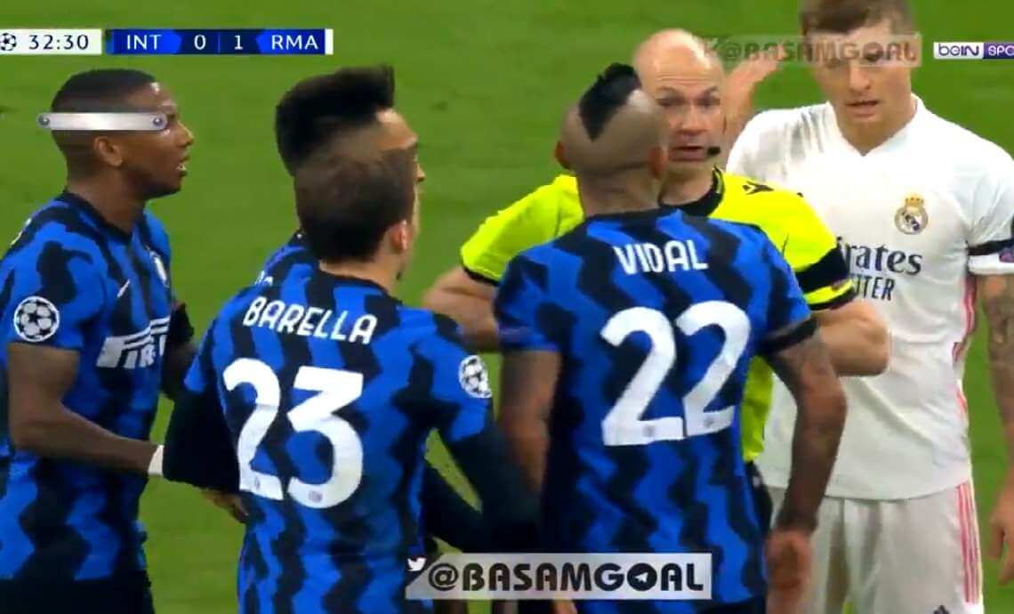 Dwie żółte kartki w kilkanaście sekund dla Vidala za dyskusje. Był faul? [WIDEO] Obraz wpisu