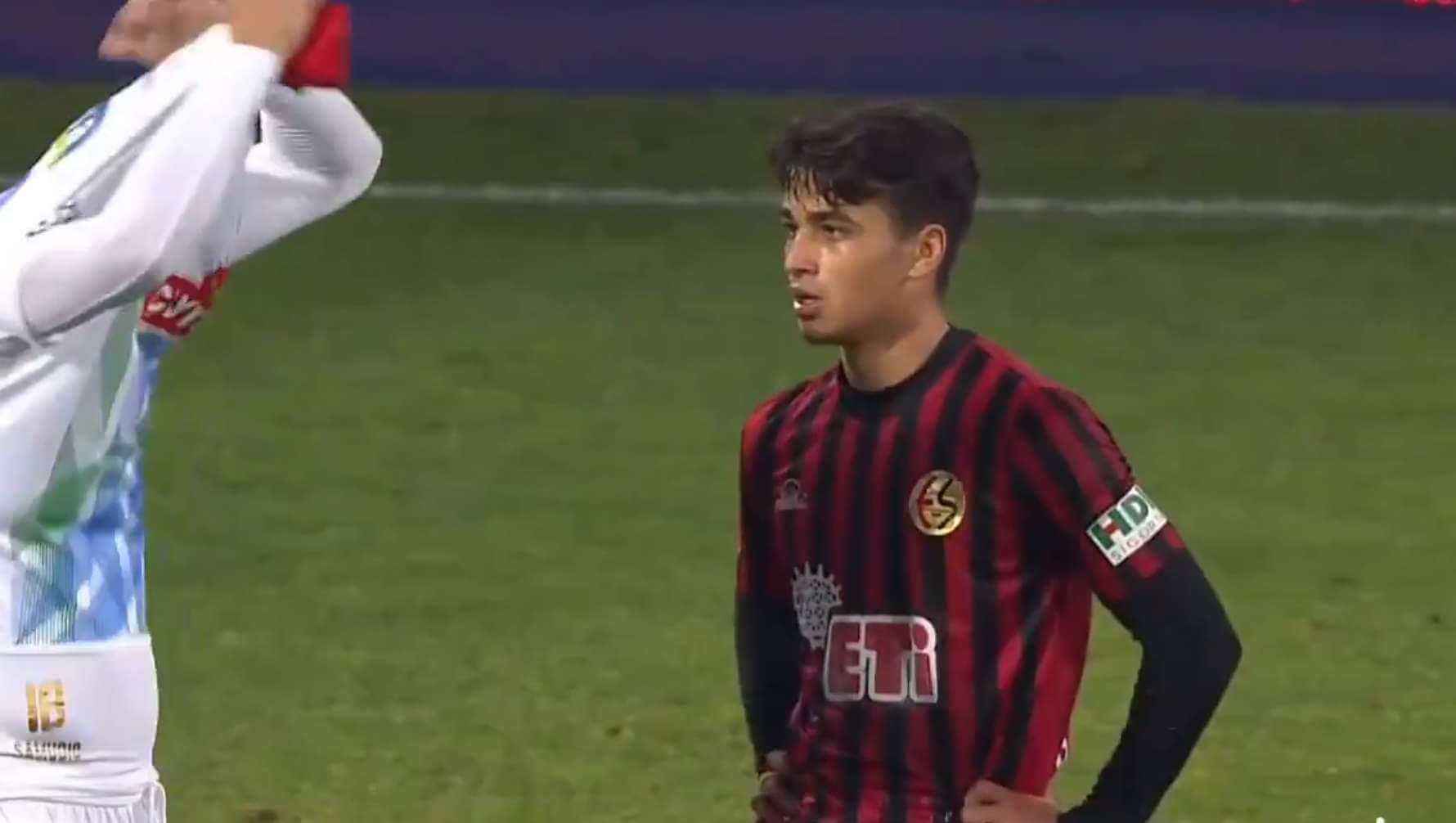 Turecki klub zabronił swoim piłkarzom wymiany koszulek po meczu. Szybka odpowiedź na twitterze [WIDEO] Obraz wpisu