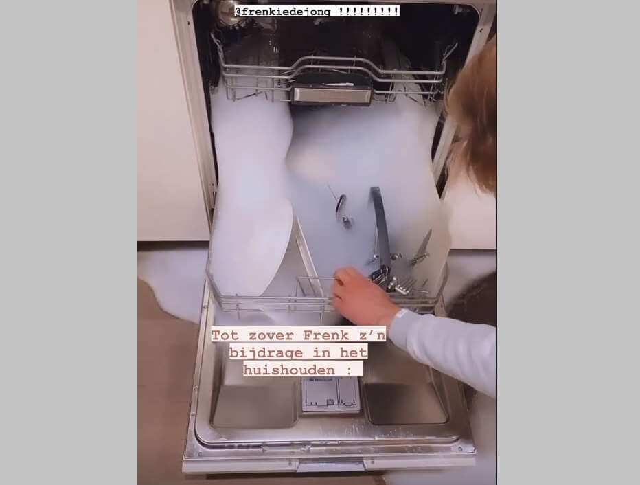 Frenkie de Jong zalał pół kuchni. Obsługa zmywarki go przerosła [WIDEO] Obraz wpisu