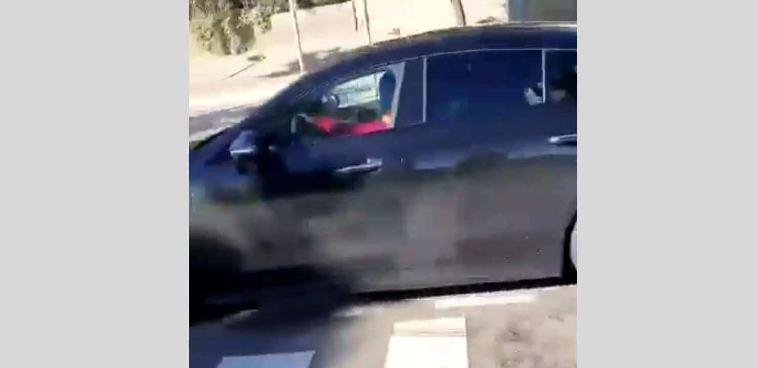 Piłkarz FC Barcelony przejechał autem na czerwonym świetle, żeby uciec przed dziećmi [WIDEO] Obraz wpisu