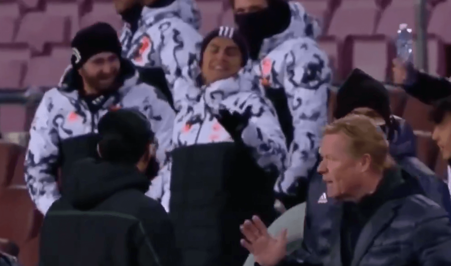 Dybala i jego koledzy z ławki wyśmiali Koemana. Holender zwrócił im uwagę [WIDEO] Obraz wpisu