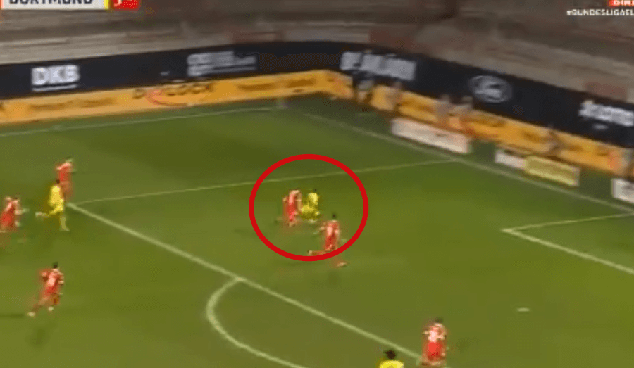 Pierwszy gol Moukoko w Bundeslidze! Potężny strzał 16-latka [WIDEO] Obraz wpisu