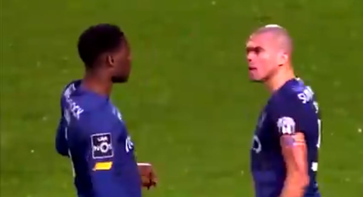 Pepe pokłócił się z kolegą z drużyny na boisku. Musiał ich rozdzielić sędzia [WIDEO] Obraz wpisu