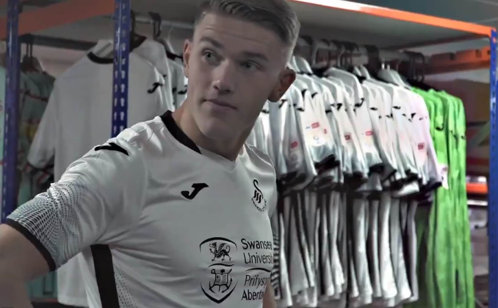 Nie tylko Lech kupuje Szwedów. Piłkarz z Championship na celowniku Legii Warszawa Obraz wpisu