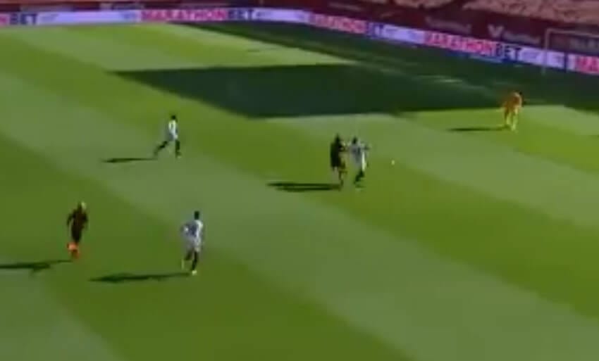 Świetny lob obrońcy Sevilli! Będzie nominacja do samobója roku? [WIDEO] Obraz wpisu