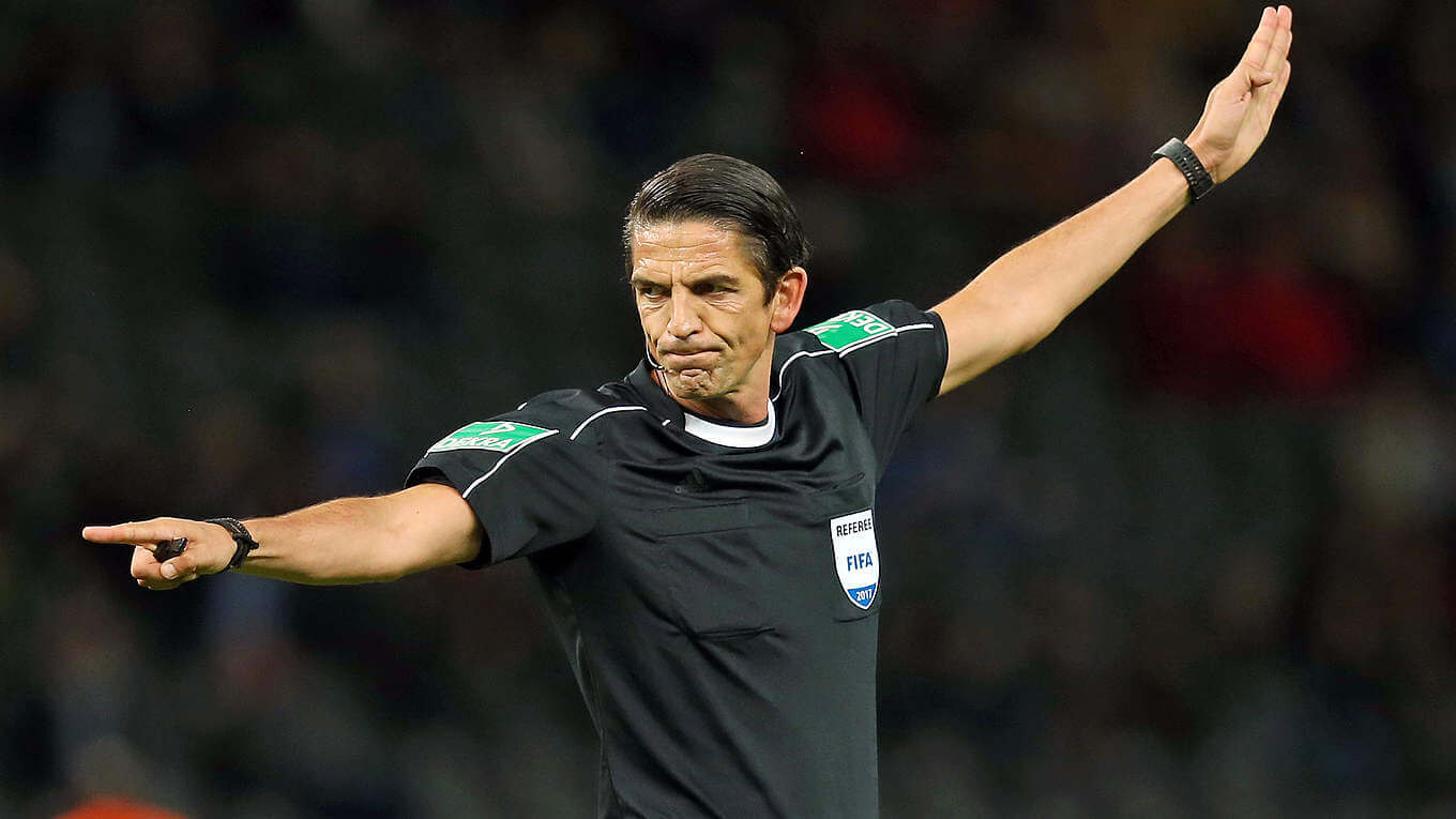 Powrót do meczu sprzed lat! Arbiter meczu Barcelona – PSG nie może udzielać wywiadów Obraz wpisu